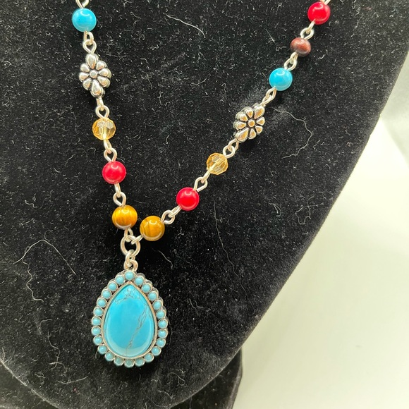 NWOT beautiful Multi-color Necklace - Picture 2 of 2